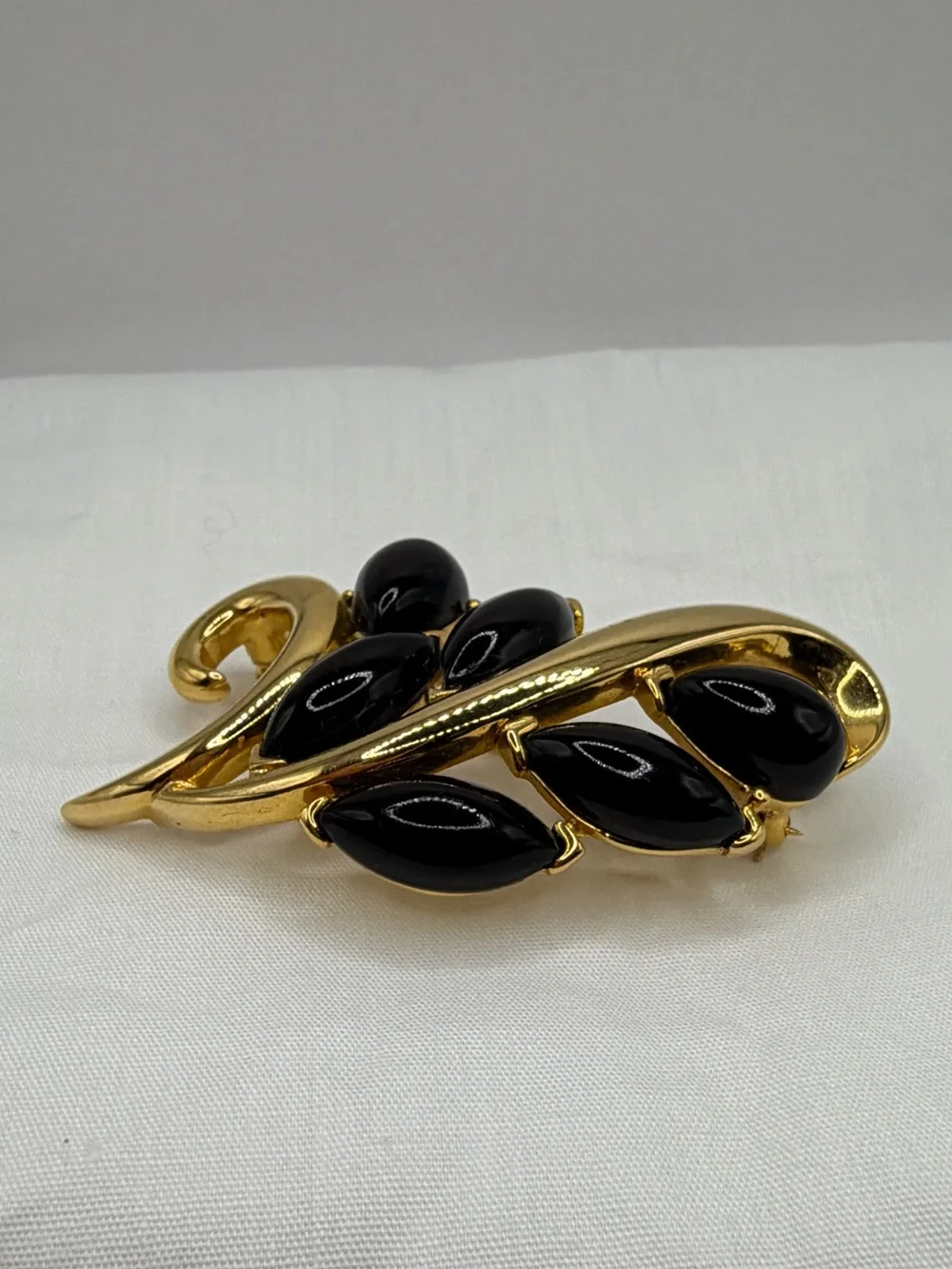 Vintage Trifari Signed Brooch Pin Gold Tone Black Cabochon Leaves Floral